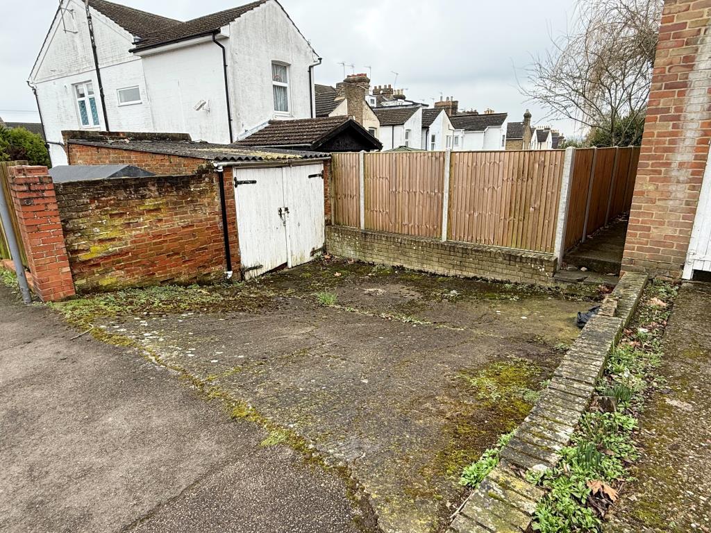 Lot: 162 - END-TERRACE HOUSE FOR IMPROVEMENT - Garage with forecourt